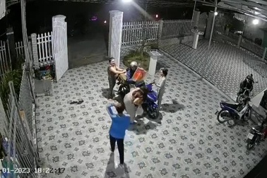 Giây phút đón con về quê ăn Tết