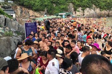 Hàng nghìn người chen chúc tắm biển, Cát Bà “thất thủ” mùa du lịch