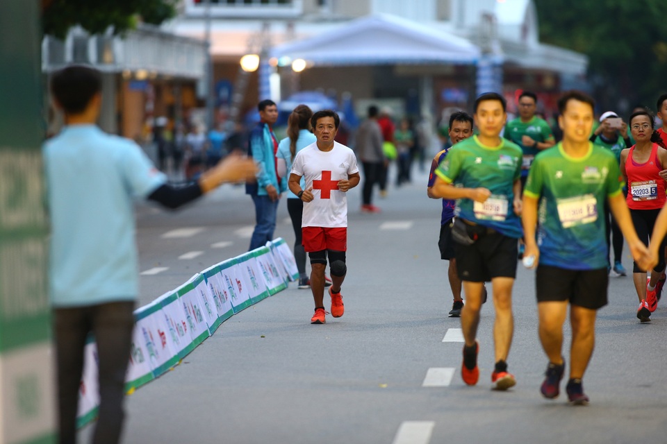 Ông Đoàn Ngọc Hải chinh phục giải marathon đặc biệt của Hà Nội - 5 Ông Đoàn Ngọc Hải chinh phục giải marathon đặc biệt của Hà Nội - 5