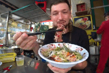 Chỉ với 120.000 đồng, khách Tây đi ăn quanh TPHCM vẫn no căng bụng