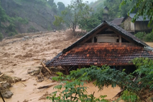 "Chỉ 3-4 giây thôi, bom nước từ trên cao dội về, 2 đứa trẻ bị cuốn đi..."