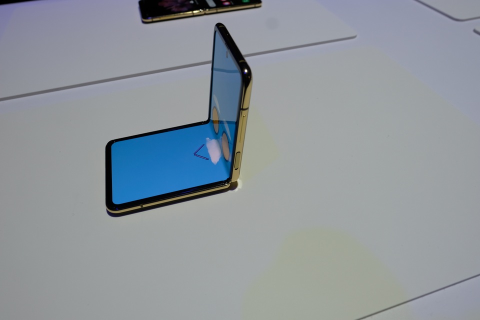 Cận cảnh smartphone màn hình gập Galaxy Z Flip - Nhỏ gọn và bóng bẩy - 14 Cận cảnh smartphone màn hình gập Galaxy Z Flip - Nhỏ gọn và bóng bẩy - 14
