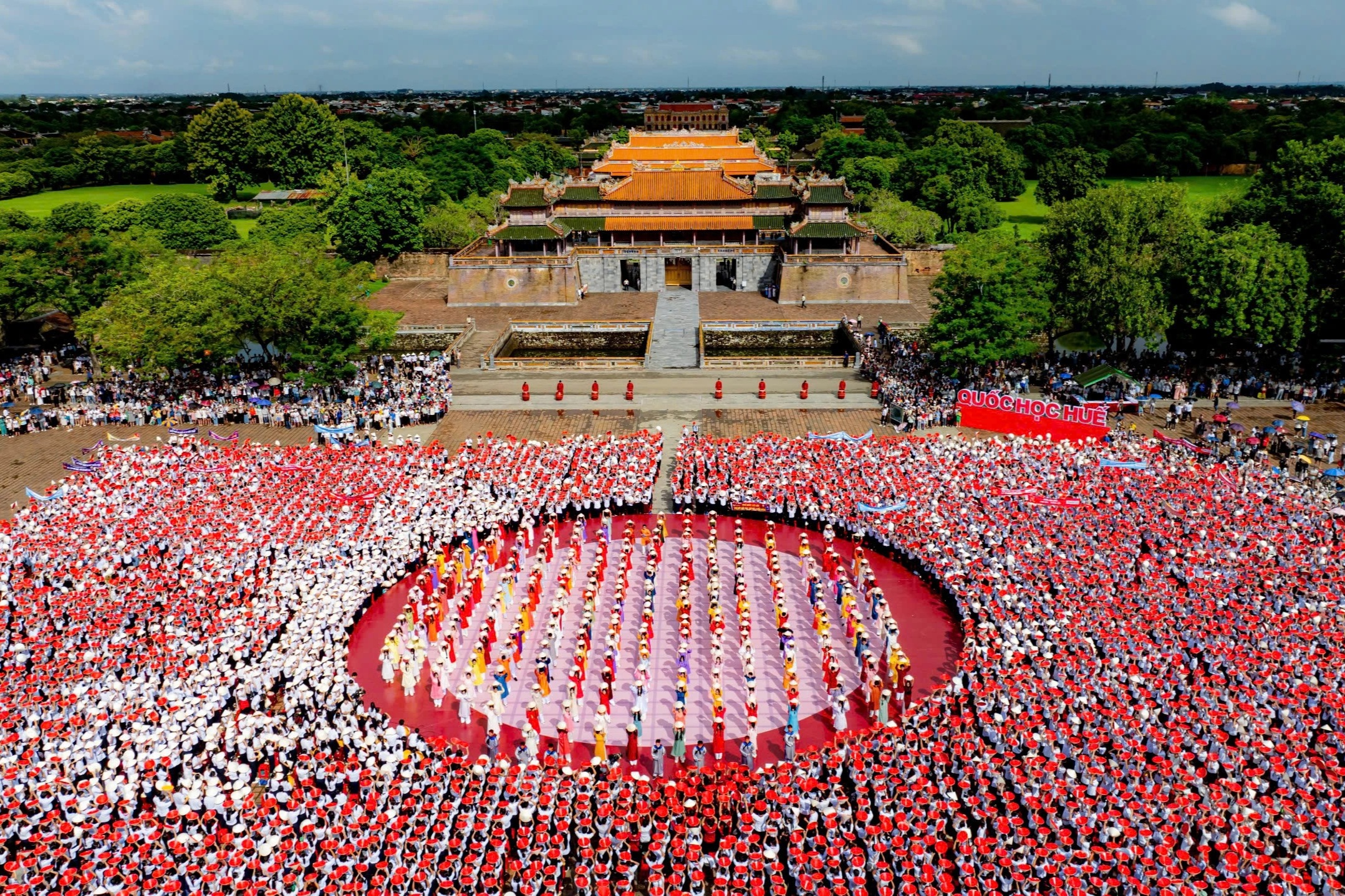 Kúpos kalapok töltötték be az eget a Ngo Mon téren az Olympia döntője alatt - 3 Nón lá rợp trời quảng trường Ngọ Môn trong trận chung kết Olympia - 3