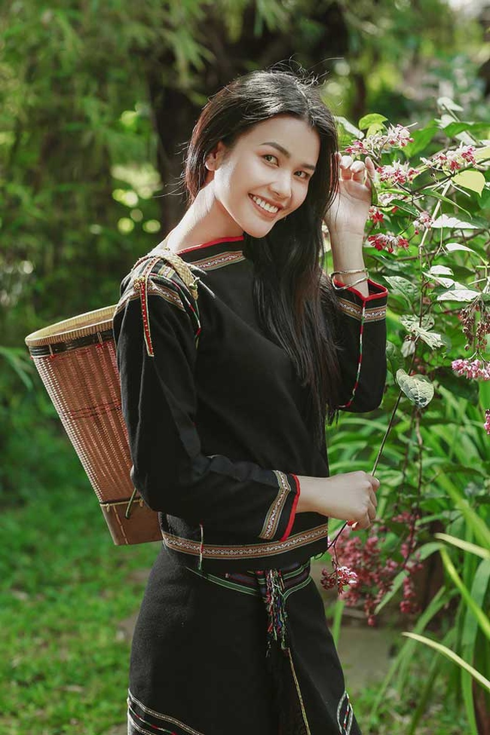 4 cô gái dân tộc thiểu số Ê Đê, Khmer bỗng nổi như cồn vì quá đẹp và quyến rũ - 10 4 cô gái dân tộc thiểu số Ê Đê, Khmer bỗng nổi như cồn vì quá đẹp và quyến rũ - 10
