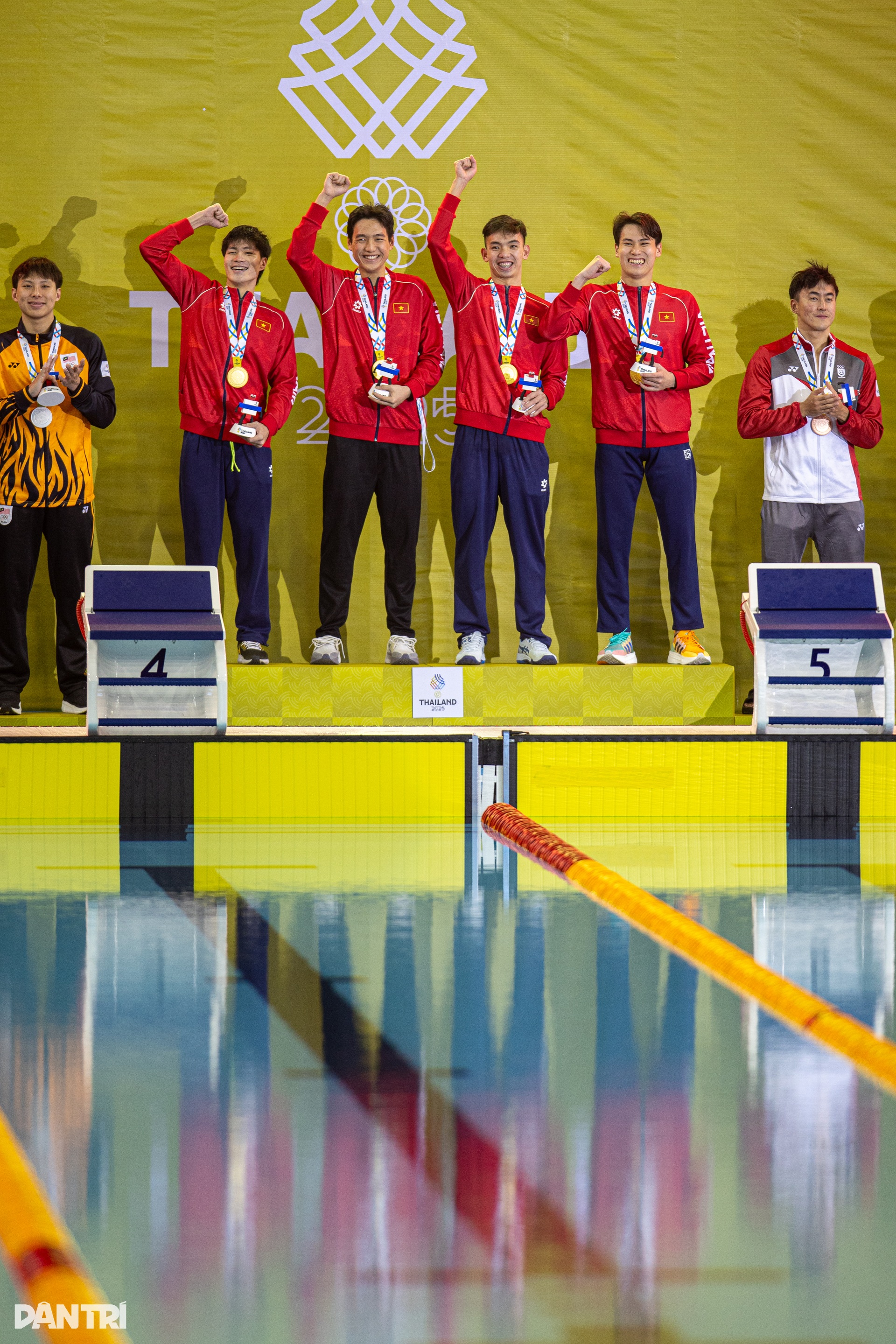 นักว่ายน้ำชาวเวียดนามระเบิดความดีใจหลังจากคว้าเหรียญทองซีเกมส์ได้ 3 สมัยติดต่อกัน - 8 Kình ngư Việt Nam bùng nổ cảm xúc khi lập hat-trick HCV SEA Games - 8