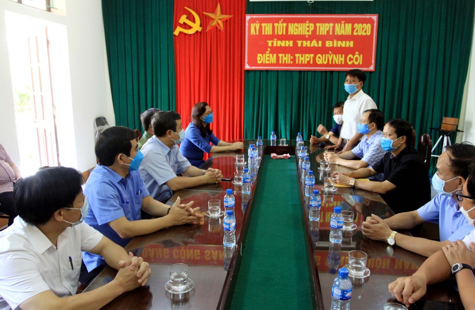 Dùng đèn cực tím khử khuẩn bài thi của thí sinh liên quan tới Covid-19 - 2 Dùng đèn cực tím khử khuẩn bài thi của thí sinh liên quan tới Covid-19 - 2