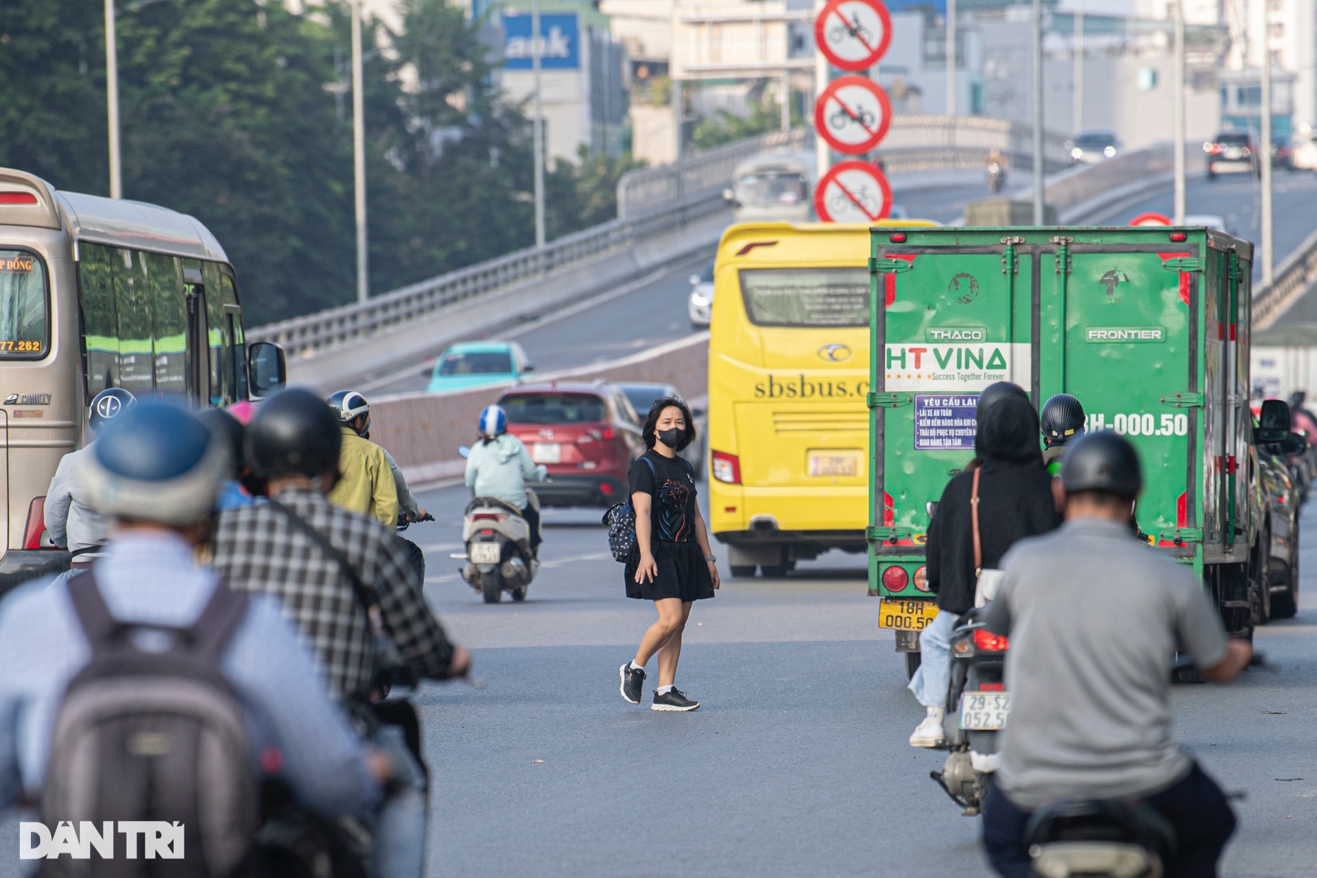 Người đi bộ đánh cược tính mạng, vượt dải phân cách băng ngang đường - 4 Người đi bộ đánh cược tính mạng, vượt dải phân cách băng ngang đường - 4