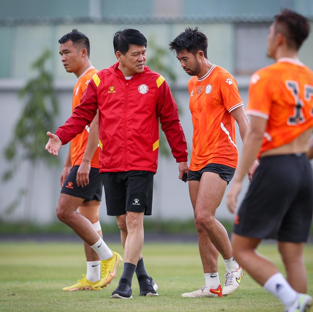 HLV Vũ Tiến Thành ra mắt, bắt mạch điểm yếu của CLB TPHCM - 2 HLV Vũ Tiến Thành ra mắt, bắt mạch điểm yếu của CLB TPHCM - 2