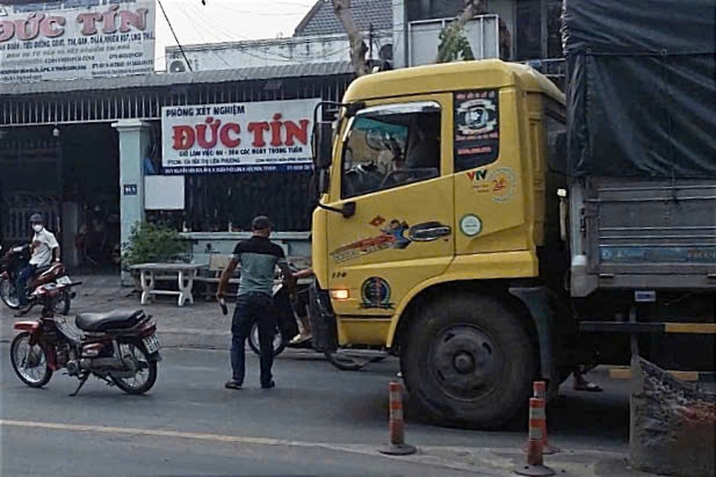 Lấy lời khai người chặn đầu xe tải ở TPHCM, thách thức đường này của tao - 2