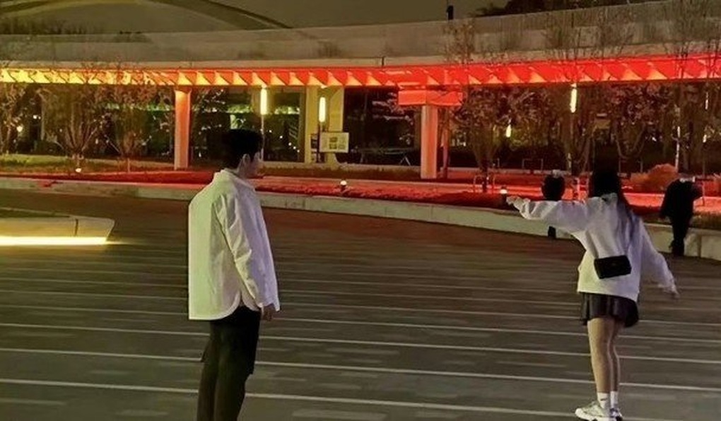 Lộ ảnh chụp chung hiếm hoi của Huỳnh Hiểu Minh và bạn gái nóng bỏng - 2 Lộ ảnh chụp chung hiếm hoi của Huỳnh Hiểu Minh và bạn gái nóng bỏng - 2