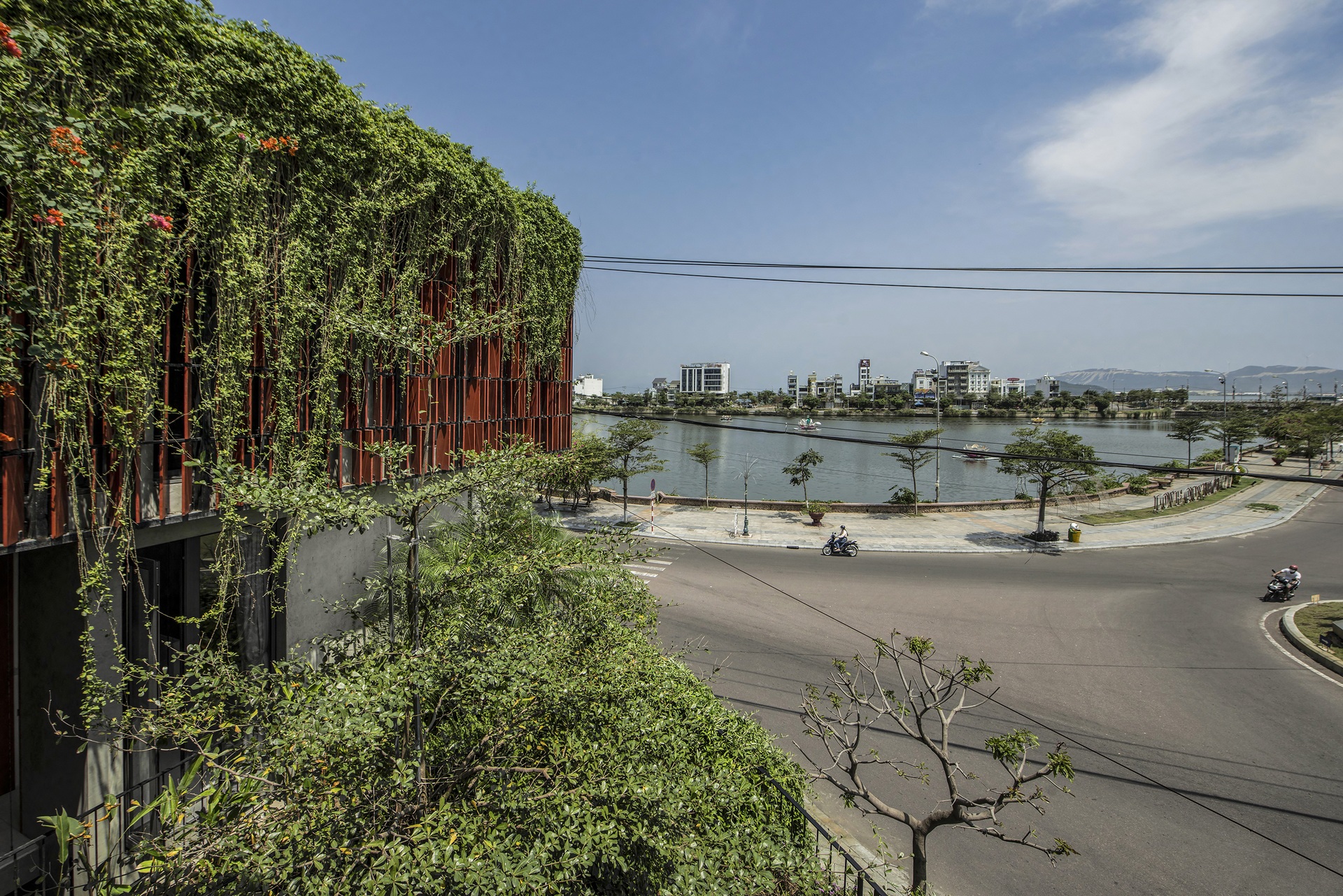 Căn nhà phố hóa vườn treo Babylon xanh mướt ngay ngã tư TP Quy Nhơn