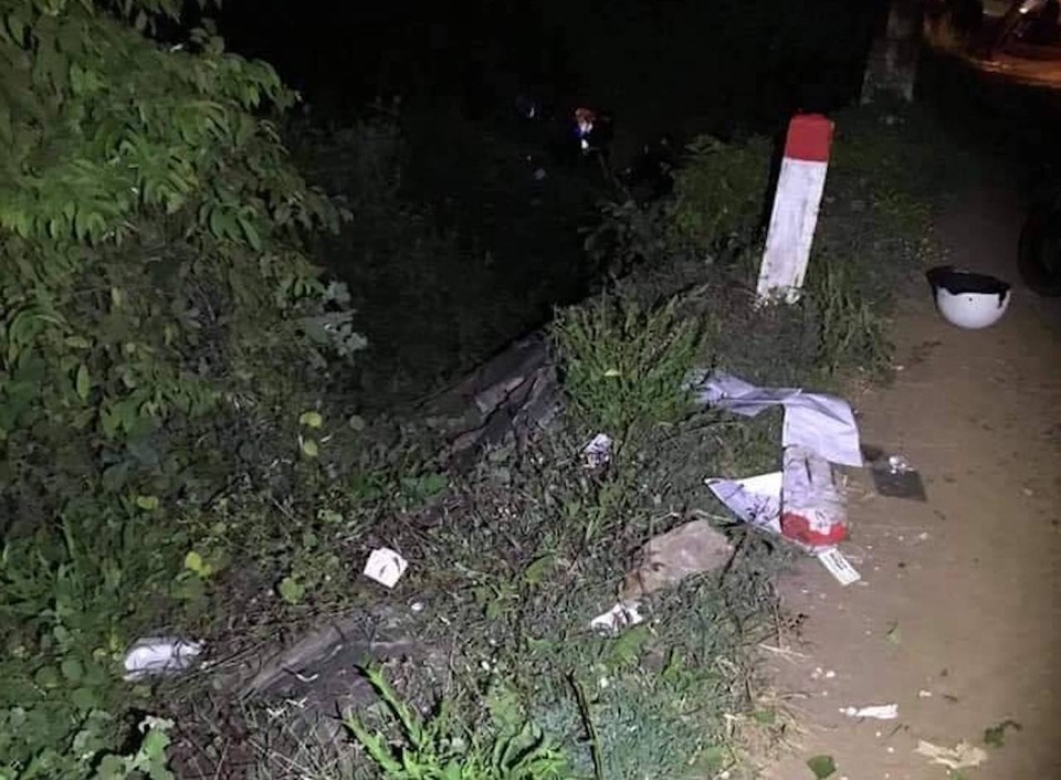 Lao xe máy từ cầu xuống suối, cô gái trẻ chết thảm - 3 Lao xe máy từ cầu xuống suối, cô gái trẻ chết thảm - 3