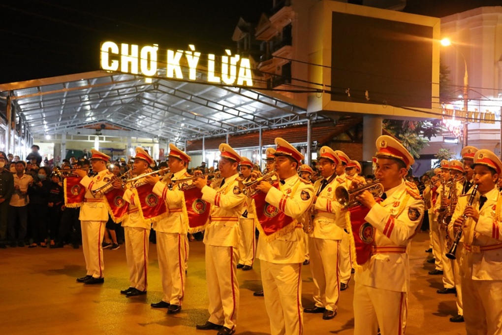 Người dân rủ nhau đi xem cảnh sát cơ động biểu diễn nhạc kèn - 4 Người dân rủ nhau đi xem cảnh sát cơ động biểu diễn nhạc kèn - 4