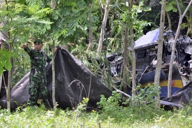 Chiến đấu cơ Indonesia rơi khi trình diễn, 2 phi công tử nạn