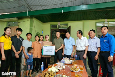 Gần 1 tỷ đồng đến với nữ sinh có con mắt sắp "nổ tung"