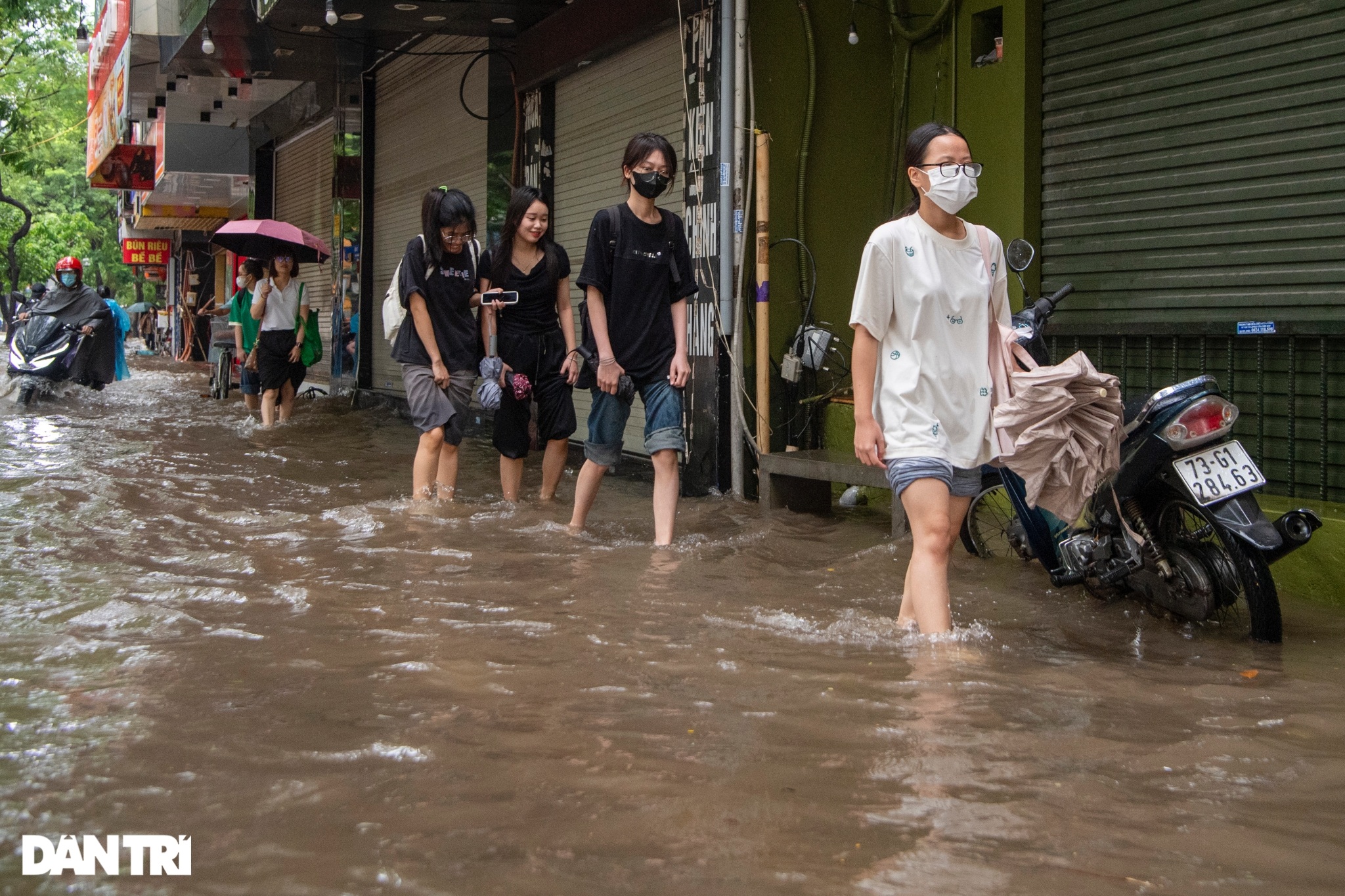 View - Hà Nội: Mưa ngập khắp nơi, ùn tắc nhiều đường, phố | Báo Dân trí