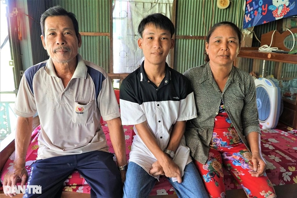 Nghị lực phi thường của cậu bé viết chữ, xỏ chỉ, đánh máy bằng chân - 5 Nghị lực phi thường của cậu bé viết chữ, xỏ chỉ, đánh máy bằng chân - 5