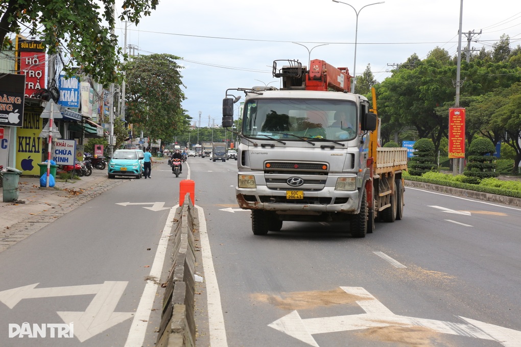Tài xế lúng túng trong ngày đầu phân làn mới trên quốc lộ 51 qua TPHCM - 2 Tài xế lúng túng trong ngày đầu phân làn mới trên quốc lộ 51 qua TPHCM - 2