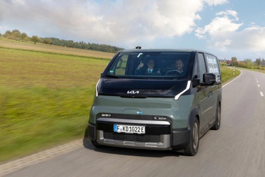 Chiếc xe điện lập kỷ lục đi được quãng đường gấp đôi quảng cáo