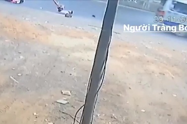 Xe đưa rước bung cửa sau, 2 học sinh tiểu học rơi xuống quốc lộ