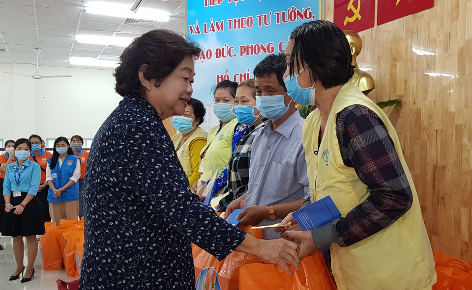 Nguyên Phó chủ tịch nước mang Tết sớm tới bệnh nhân ung thư - 2 Nguyên Phó chủ tịch nước mang Tết sớm tới bệnh nhân ung thư - 2