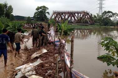 Mở cống cho nước sông Nhuệ ngược vào nhánh sông nội thành