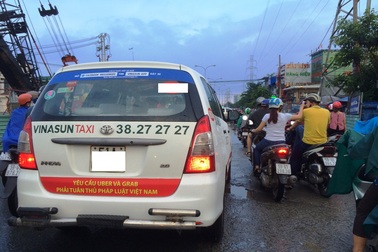 TPHCM: Hành động dán băng rôn phản đối Grab, Uber là “không hay”