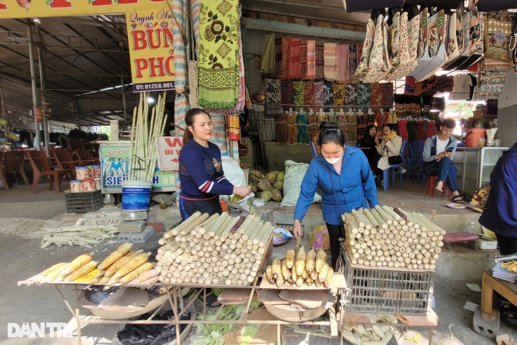 Đông nghẹt người chiêm ngưỡng đàn cá khủng cả nghìn con ở Thanh Hóa - 8 Đông nghẹt người chiêm ngưỡng đàn cá khủng cả nghìn con ở Thanh Hóa - 8