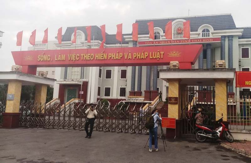 Vợ Đường “Nhuệ” và nguyên 4 cán bộ đấu giá, phát triển quỹ đất hầu toà - 1 Vợ Đường “Nhuệ” và nguyên 4 cán bộ đấu giá, phát triển quỹ đất hầu toà - 1