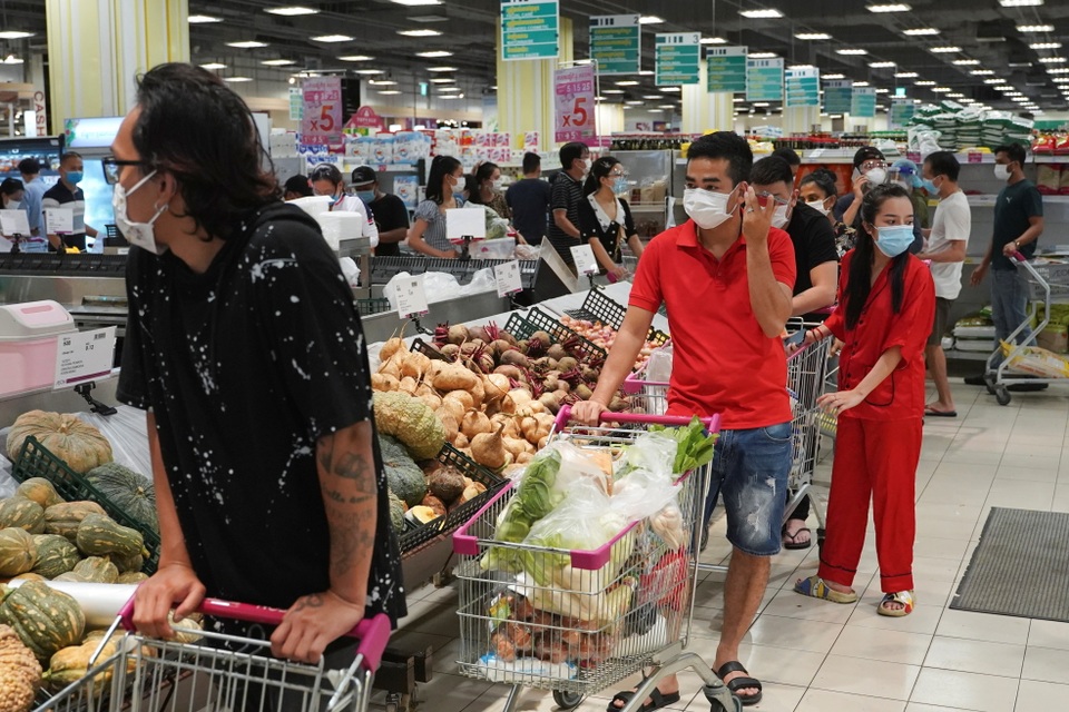 Phnom Penh bị phong tỏa, dân Campuchia càn quét siêu thị tích thực phẩm - 3 Phnom Penh bị phong tỏa, dân Campuchia càn quét siêu thị tích thực phẩm - 3