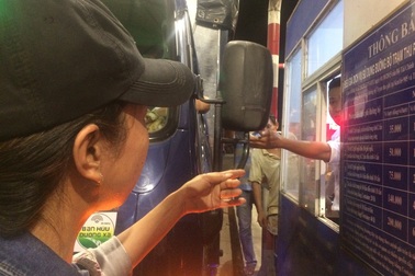 Trạm thu phí T2 đêm thứ hai... rối bời
