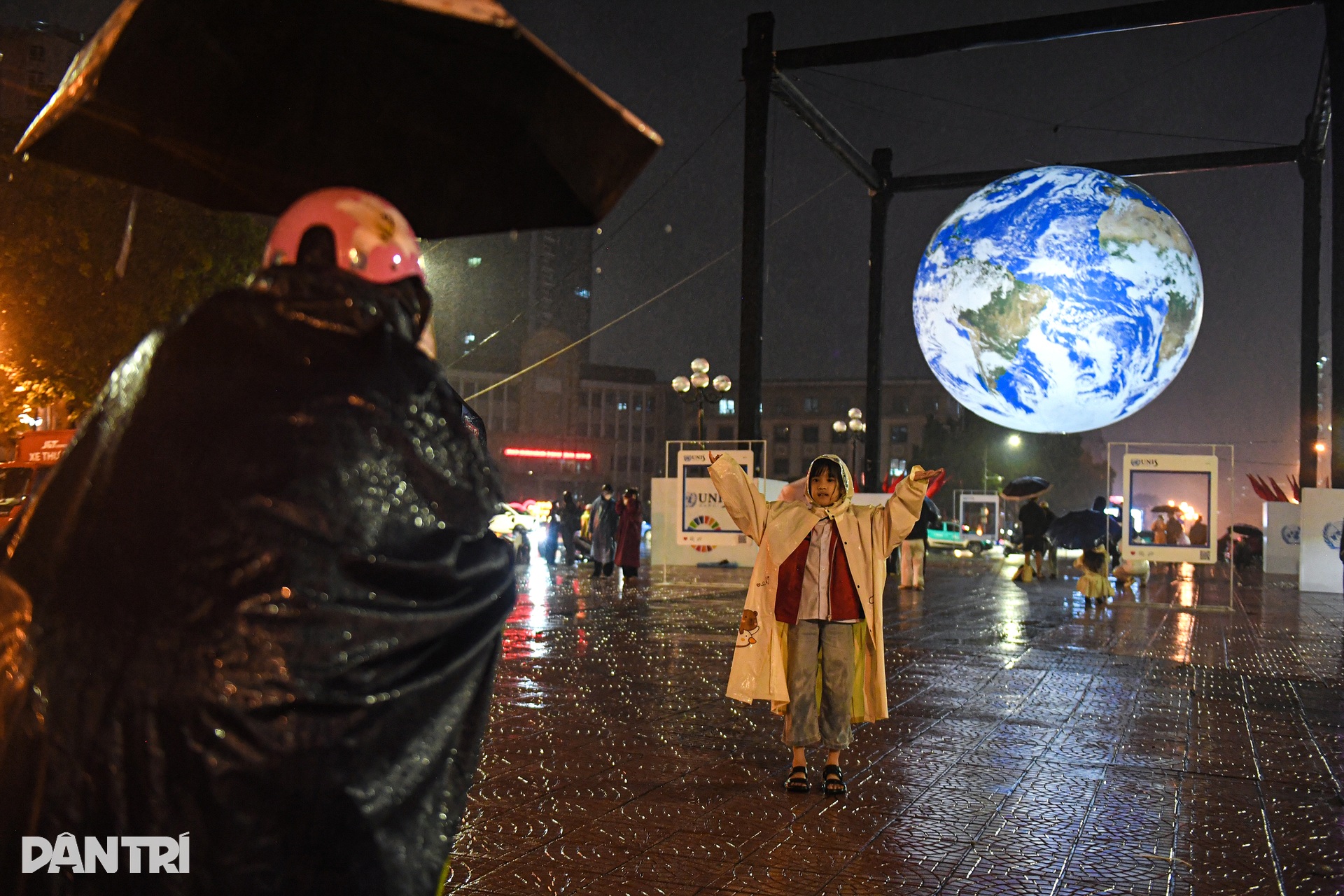 Giới trẻ đội mưa chiêm ngưỡng mô hình Trái Đất khổng lồ tại Hà Nội - 10