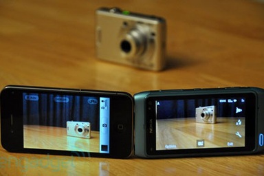 Xem Nokia N8 và iPhone 4 “so găng” camera