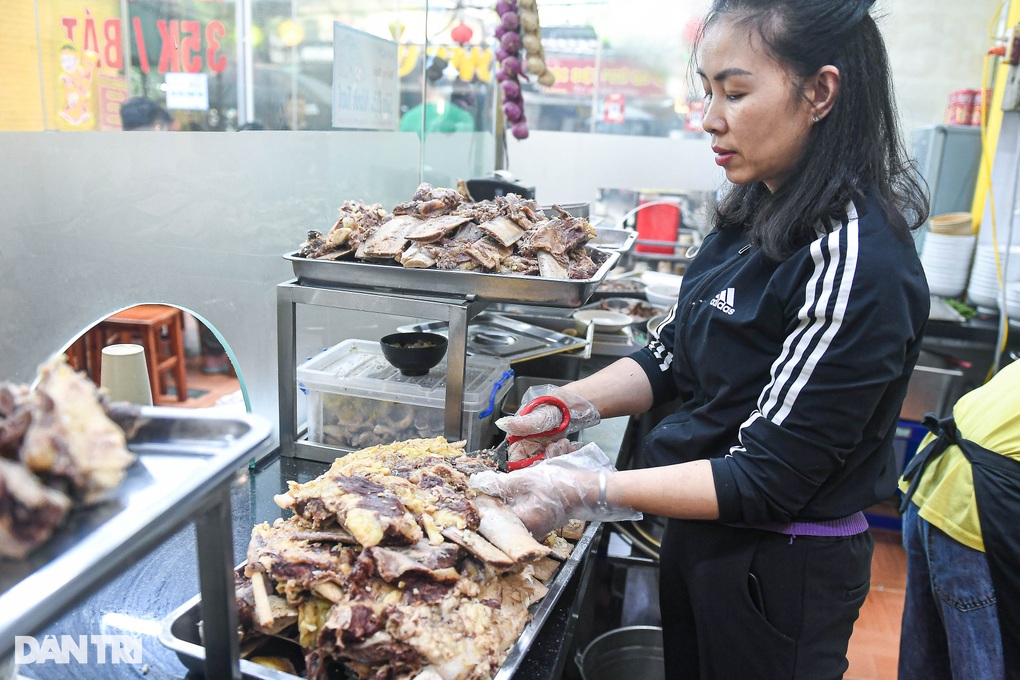 Bún bò xương siêu to khổng lồ, quán bán 1.000 bát/ngày ở Hà Nội - 2