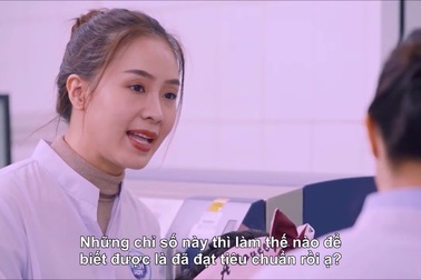 Hồng Diễm được chuyên gia Cô Gái Hà Lan giải đáp cách thức kiểm tra mẫu sữa nguyên liệu đều đạt chuẩn, không lẫn nước