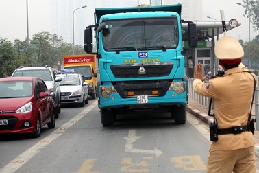 Hà Nội ra quân xử phạt ô tô, xe máy lấn làn buýt nhanh