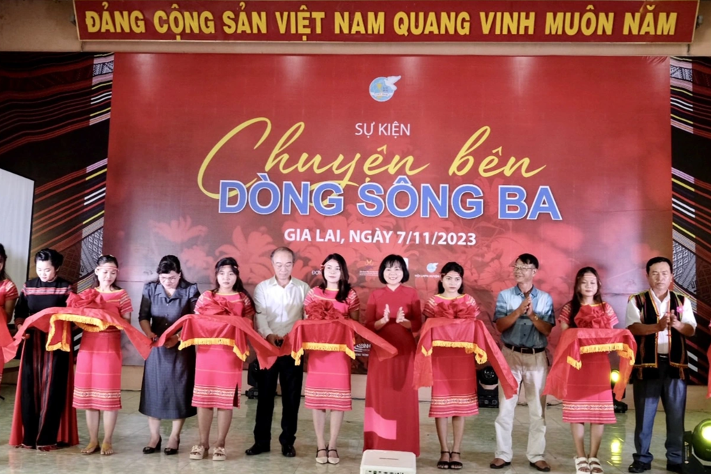 Gia-Lai_trien-lam-chuyen-ben-dong-song-Ba_Chi-Anh1 Gia-Lai_trien-lam-chuyen-ben-dong-song-Ba_Chi-Anh1
