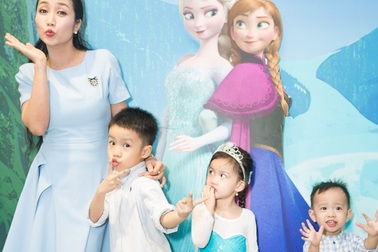 Ốc Thanh Vân dắt 3 nhóc tì đi chơi Giáng sinh