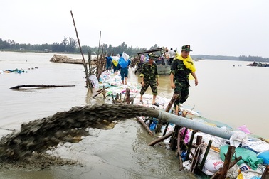 Cầu và đường bị mưa lũ cuốn trôi, hàng trăm hộ dân bị cô lập