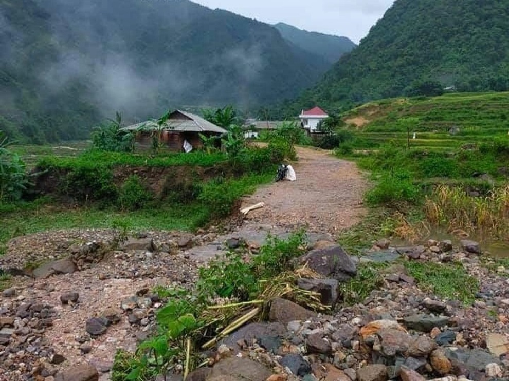 Sơn La: Mưa lớn cắt đôi tỉnh lộ khiến giao thông tê liệt - 1 Sơn La: Mưa lớn cắt đôi tỉnh lộ khiến giao thông tê liệt - 1