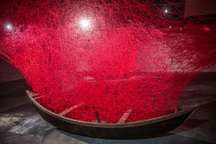 Những sợi chỉ đỏ "hồi sinh" đồ vật cũ trong triển lãm của Chiharu Shiota