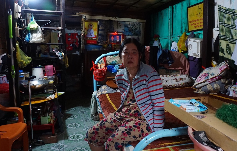 Cuộc sống cơ cực của cậu học trò giỏi bị cha bỏ rơi vừa đi học, vừa chăm mẹ - 2 Cuộc sống cơ cực của cậu học trò giỏi bị cha bỏ rơi vừa đi học, vừa chăm mẹ - 2