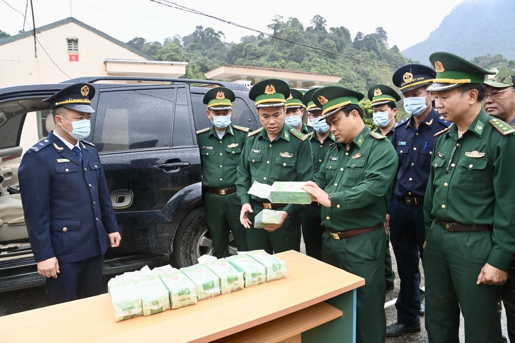 Bí mật lô hàng trị giá 30 tỷ đồng trên chiếc ô tô mang biển số nước ngoài - 2