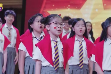 "Tiến quân ca" do giáo viên, học sinh cùng thể hiện gây xúc động