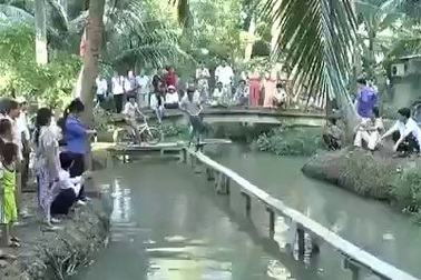 Chết cười với cuộc thi đi xe đạp trên cầu khỉ tại miền Tây