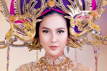 Trang phục dân tộc của Khánh Ngân tại Miss Globe lấy cảm hứng từ Hoàng hậu Nam Phương