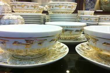 Dân giàu Hà Nội phát sốt đồ gốm vẽ vàng