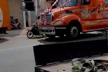 Thú vị đám cưới dùng... xe đầu kéo làm đoàn xe rước dâu