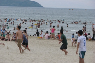 Phạt tiền người gạt tàn thuốc lá không đúng nơi quy định