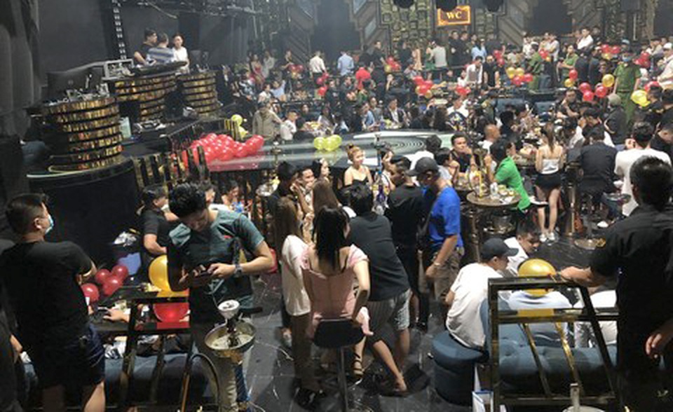 Hàng chục dân chơi trong quán bar dương tính ma túy - 1 Hàng chục dân chơi trong quán bar dương tính ma túy - 1